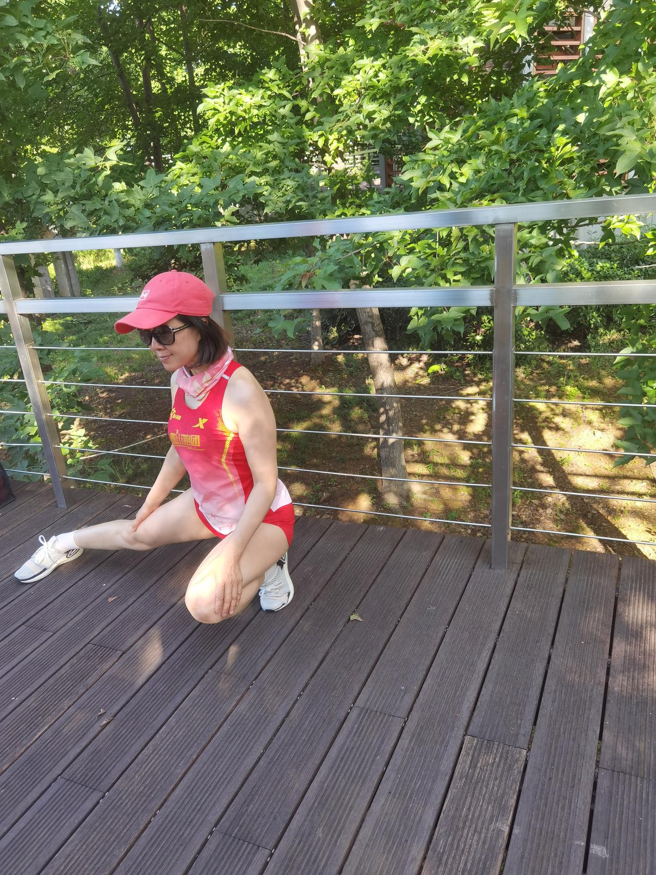 女教练教压腿。洋泾湖