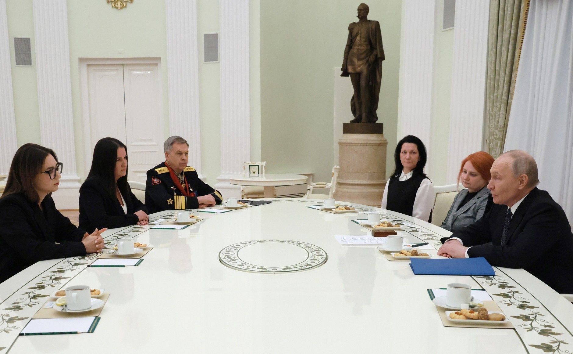 瓦洛佳小朋友  会见英勇牺牲的特种作战部队军人遗孀祖国保卫者日之际，最高统帅在克