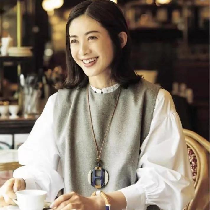 在咖啡馆里，与朋友共饮咖啡，享受轻松愉快的时光。