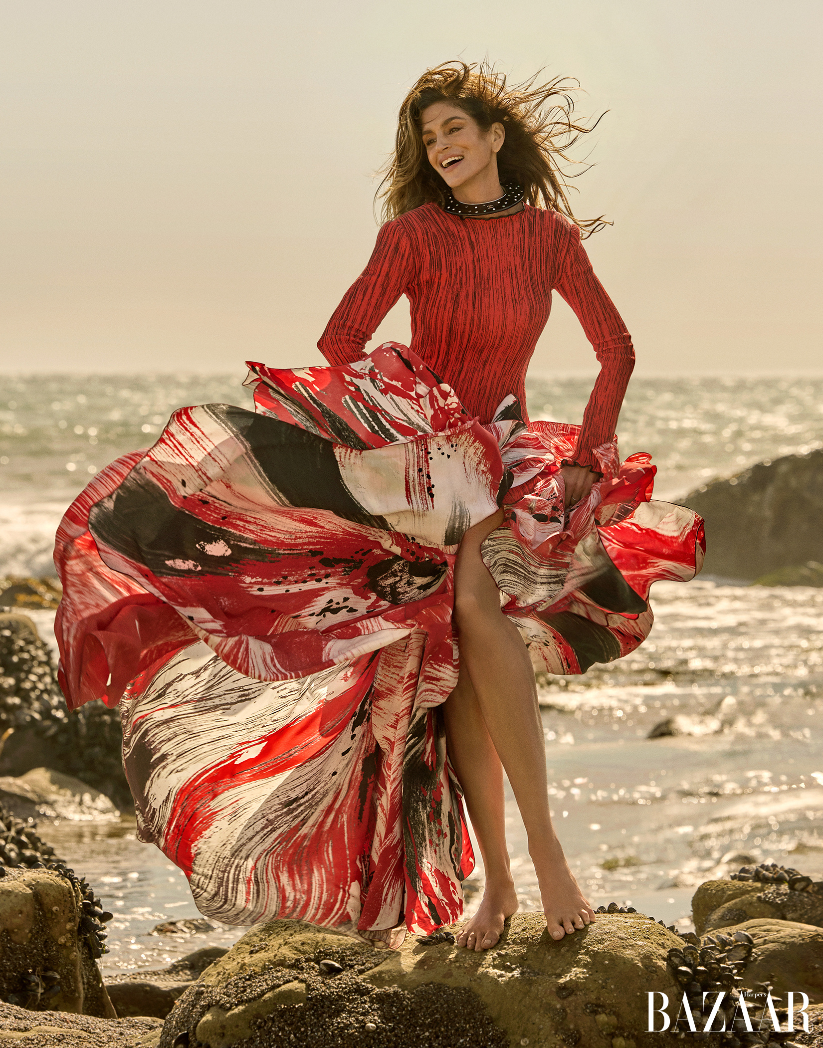 芭莎四月刊封面独家拍摄了传奇超模 Cindy Crawford美丽从容又大气磅礴