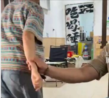 15日报道，重庆，一女子正在炒鸡店里忙活时，突然被一位陌生男子拉住了她的手，她本