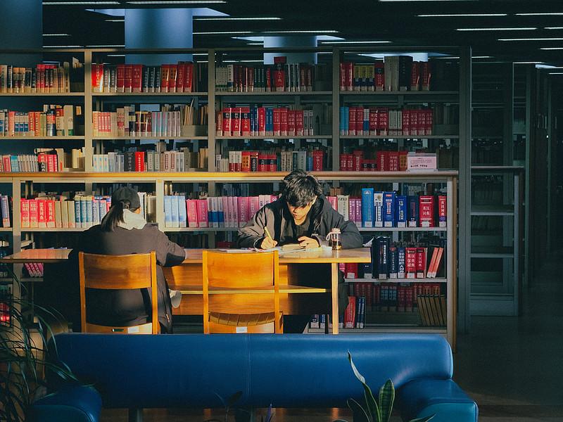 咱俩深度共鸣 了，瞬间就想起大学时那俩室友的故事。
别人在宿舍开黑刷剧的时候，他