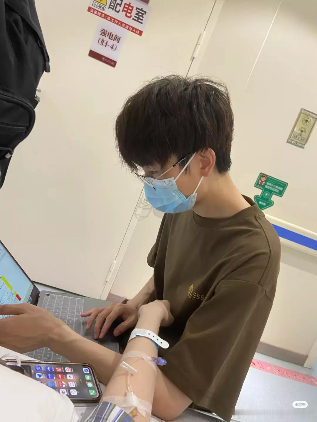 “太现实与薄情了!”一对年轻恋人，刚订婚不久，女友查出癌症。男友出钱出力，整整陪
