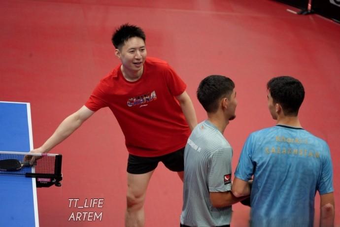 【进了阿拉木图站正赛，方博男双首轮就是鬼门关】他抽到了瑞典的世界冠军组合。WTT