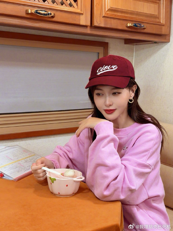 唐嫣元宵节吃汤圆元宵节唐嫣营业元宵节唐嫣营业，唐嫣元宵节吃汤圆，祝大家元宵节快乐