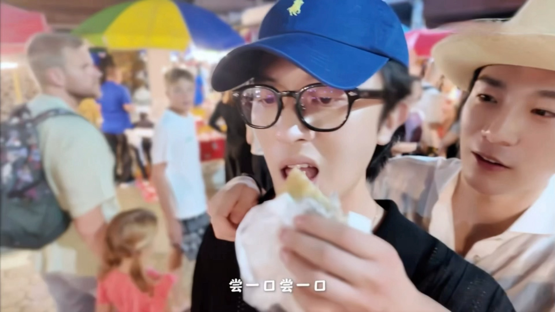 幸章力[超话]  哄男朋友吃东西呢 ​​​