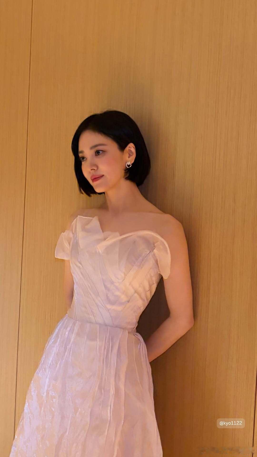 宋慧乔ins更新青龙奖后台照