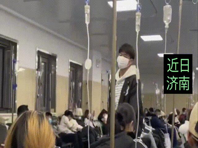 女大学生生病发烧，在医院打点滴无人照顾，异地男友知道后，突然出现在她面前，男友看