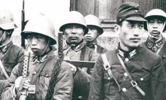 1943年，日军和伪军正在清理战场，一名伪军悄悄对躺着的人说：“别动，我们一会儿