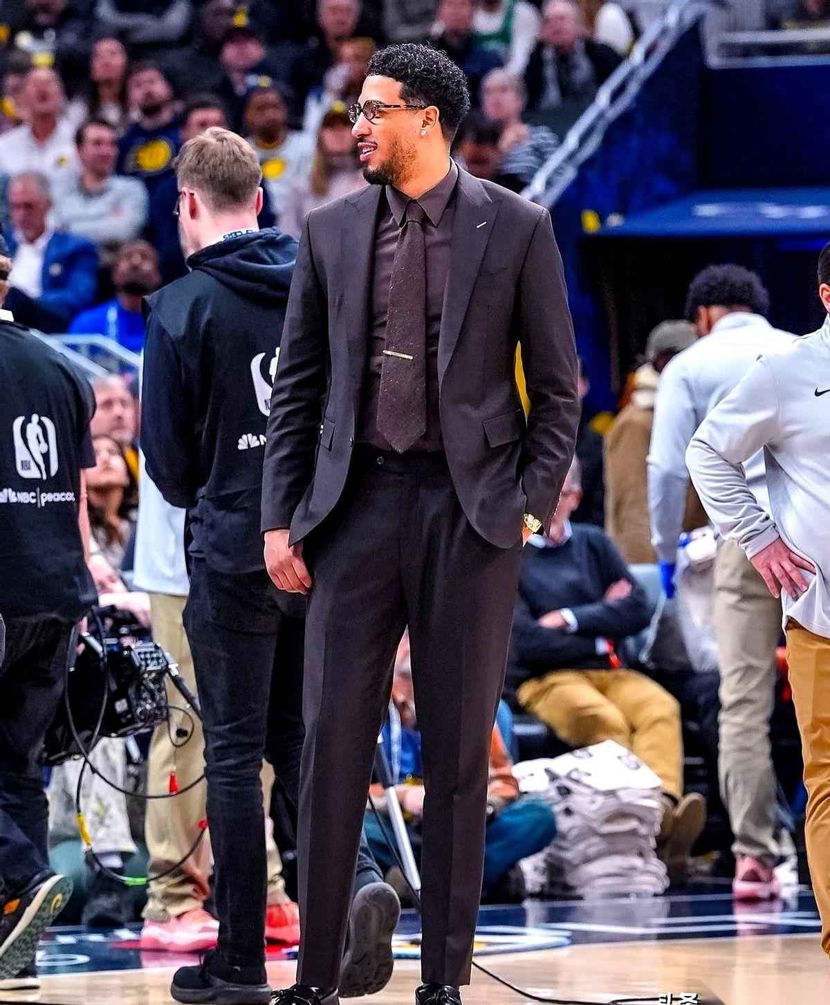 NBA这俩队，奇才和步行者，算是杠上了。
但不是争着赢，是比着谁输得更狠。两边齐