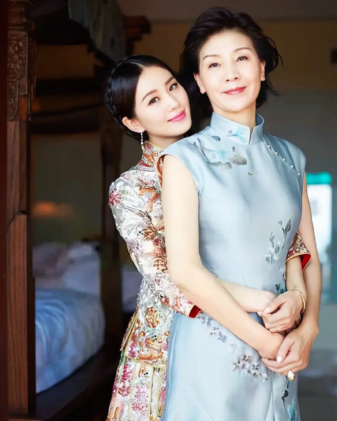 刘诗诗家的母系传承赢麻了这个颧骨，这个眉眼，二十年时间纯纯复刻 