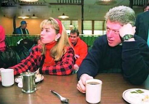 希拉里克林顿在一起久了，表情都变得一致了。少来夫妻老来伴，感情好的两个人才会有默