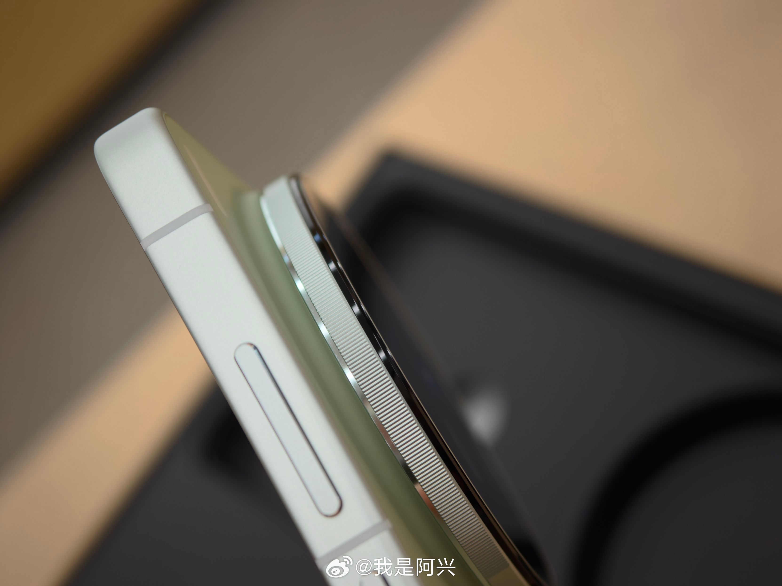 我想不通为啥现在中框那么宽了，电源、音量键还做的那么细？就不能把按键做宽点，做的