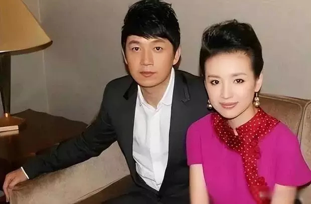 董洁直播卖瑜伽裤，暴露身材尴尬，没胸没屁股，这样的女艺人，确实不好混，带货也是一