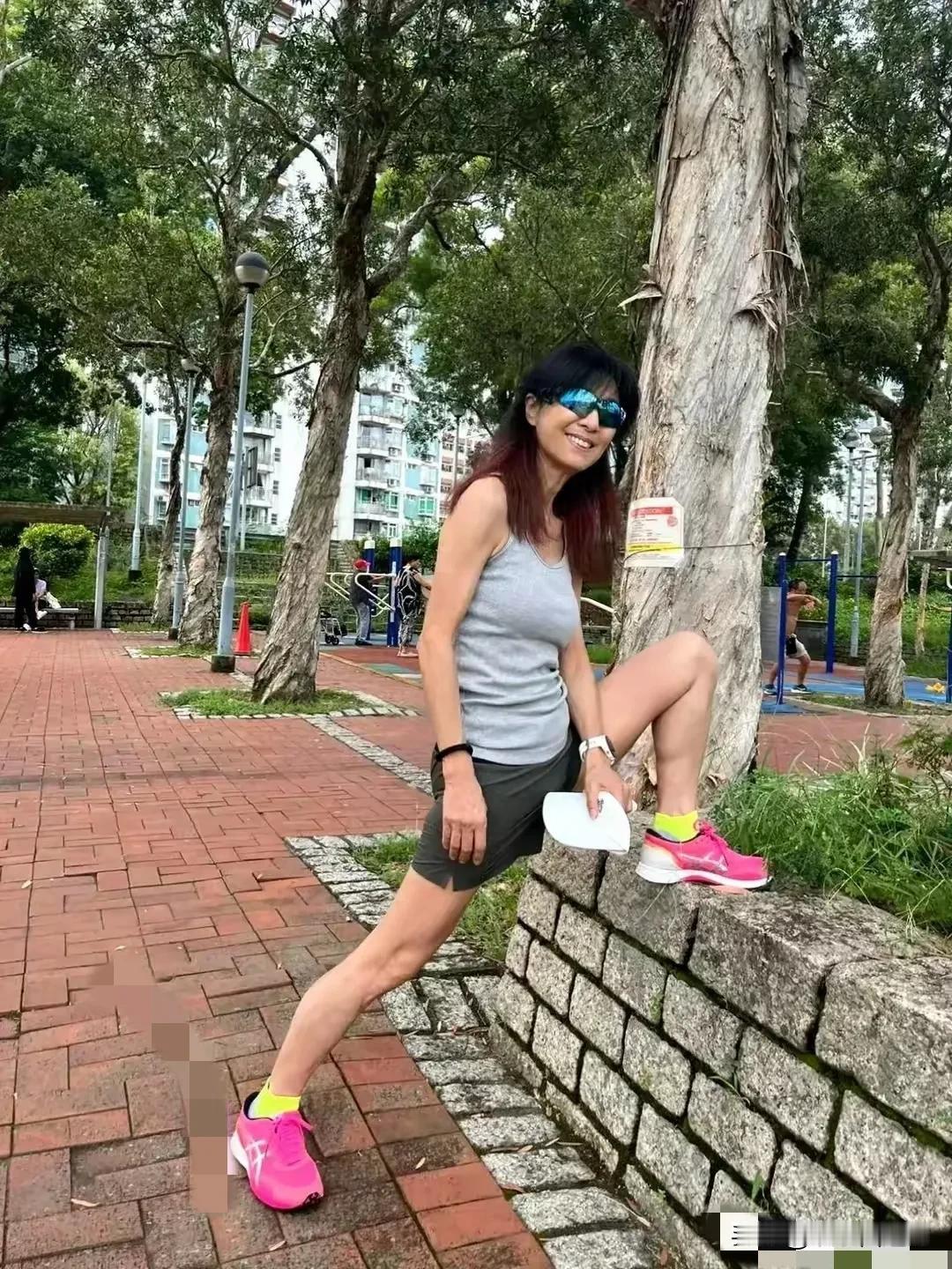 看看这女人的状态，你敢相信她已经68岁了吗，我觉得她像40多岁的人。
身材保持的