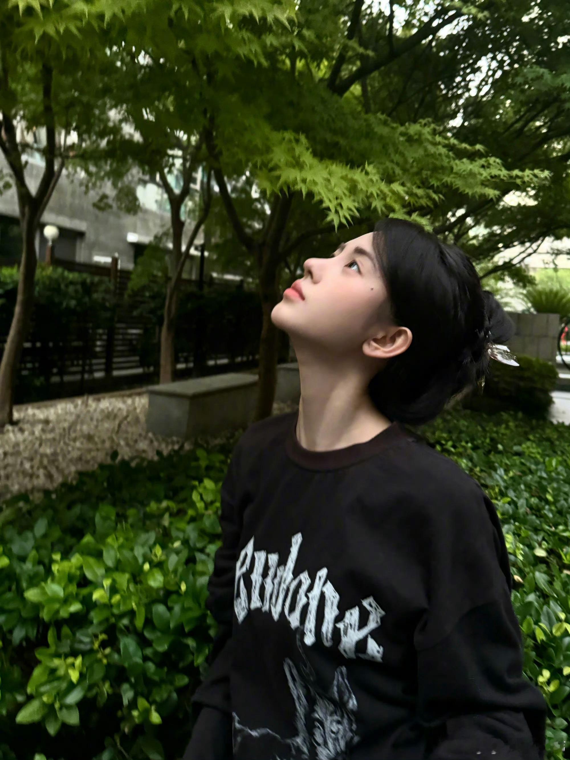 鞠婧祎日常营业，好优越的下颌线，单眼wink 甜到谁心里啦 ​​​