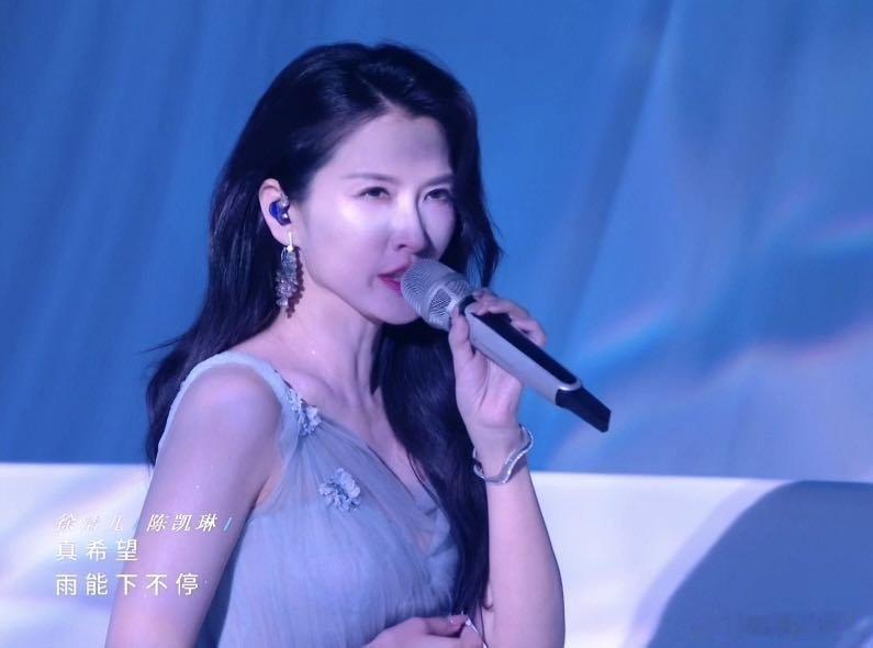 徐洁儿开口定调雨爱太好听了徐洁儿的《雨爱》惊艳到！现场全开麦无修音，起调又准又稳