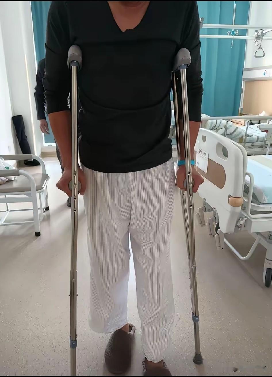 妻子去扔垃圾捡回两根拐杖，被丈夫埋怨，不久丈夫从台阶滚轮骨折，对妻子破口大骂就是