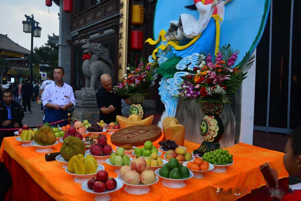 大同城里的商家拜月祭典活动
八月十五，大同城里的商家都要进行拜月祭典活动。