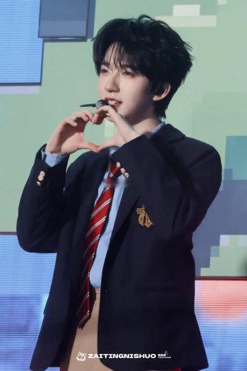 网传贺峻霖给宋亚轩的音综当主持 非官宣不接，但我的期待已经藏不住了。小贺上午交论