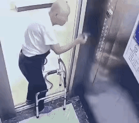 如果视频是真的，抓紧时间报警该抓抓该赔赔，还能咋滴骗人的消息 造谣必追责 按照事