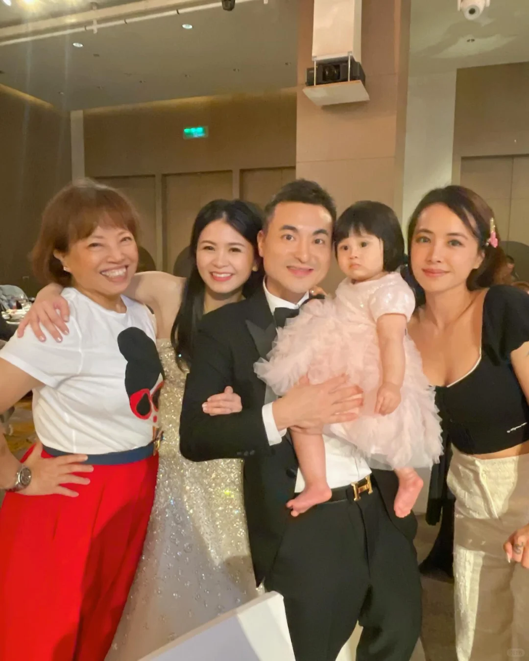 Jolin和蔡妈一起出席朋友的婚礼