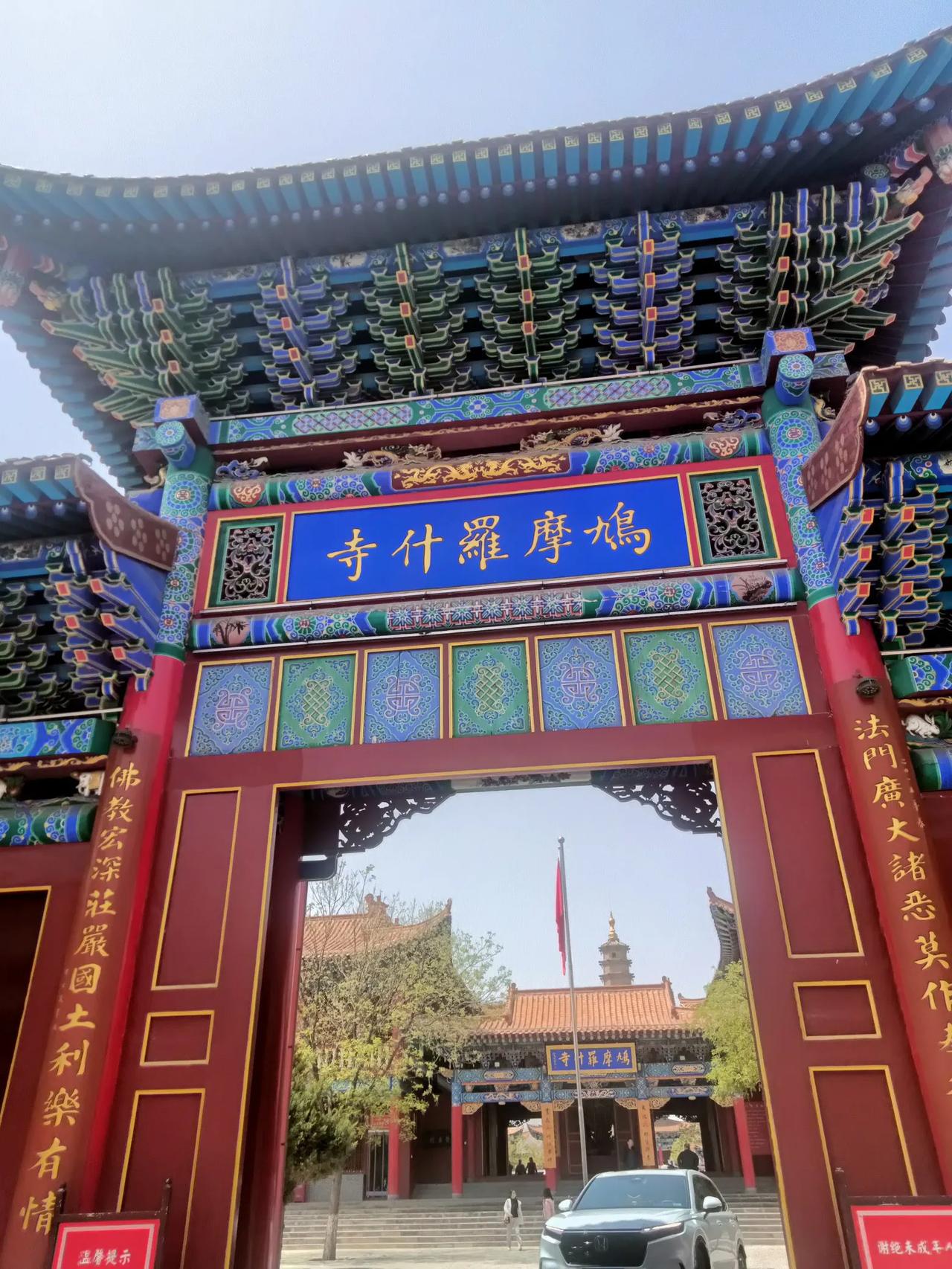 武威的鸠摩罗什寺很不一般。它始建于386年，鸠摩罗什在此客居近17年，期间讲经兴