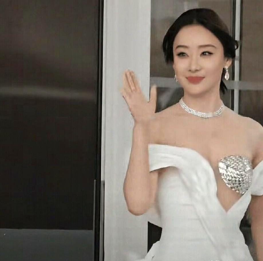 女演员的美，真不是靠露出来的。

袁姗姗这次在戛纳，真是杀疯了。一身定制的黑色丝