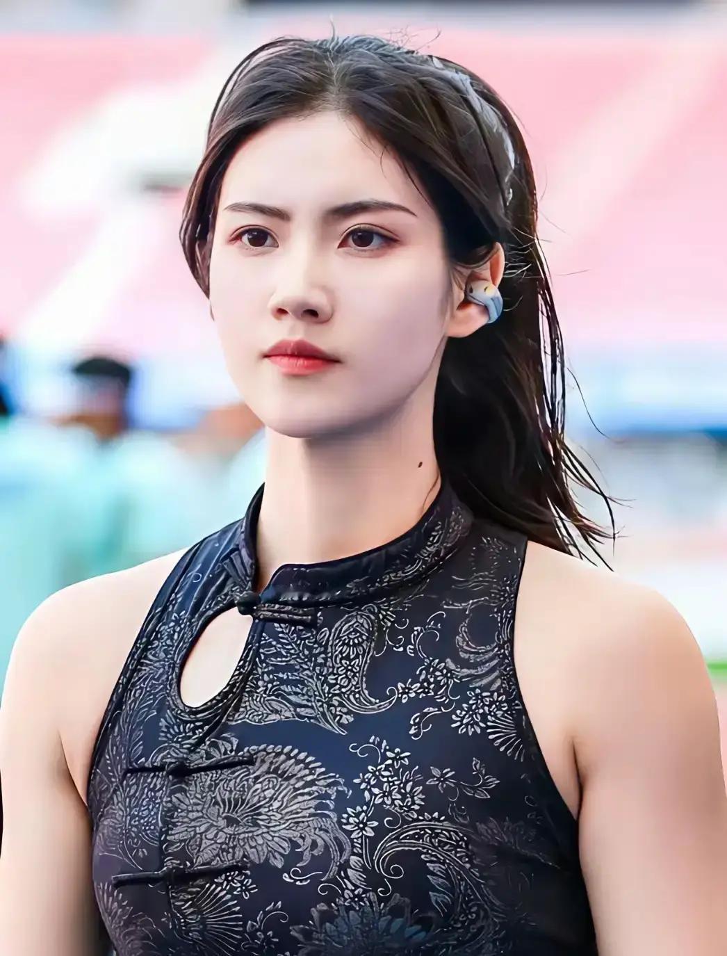 别再说夏思凝的腿“太壮”了——这腿，是帮她跑12秒89的“秘密武器”！
 
清华