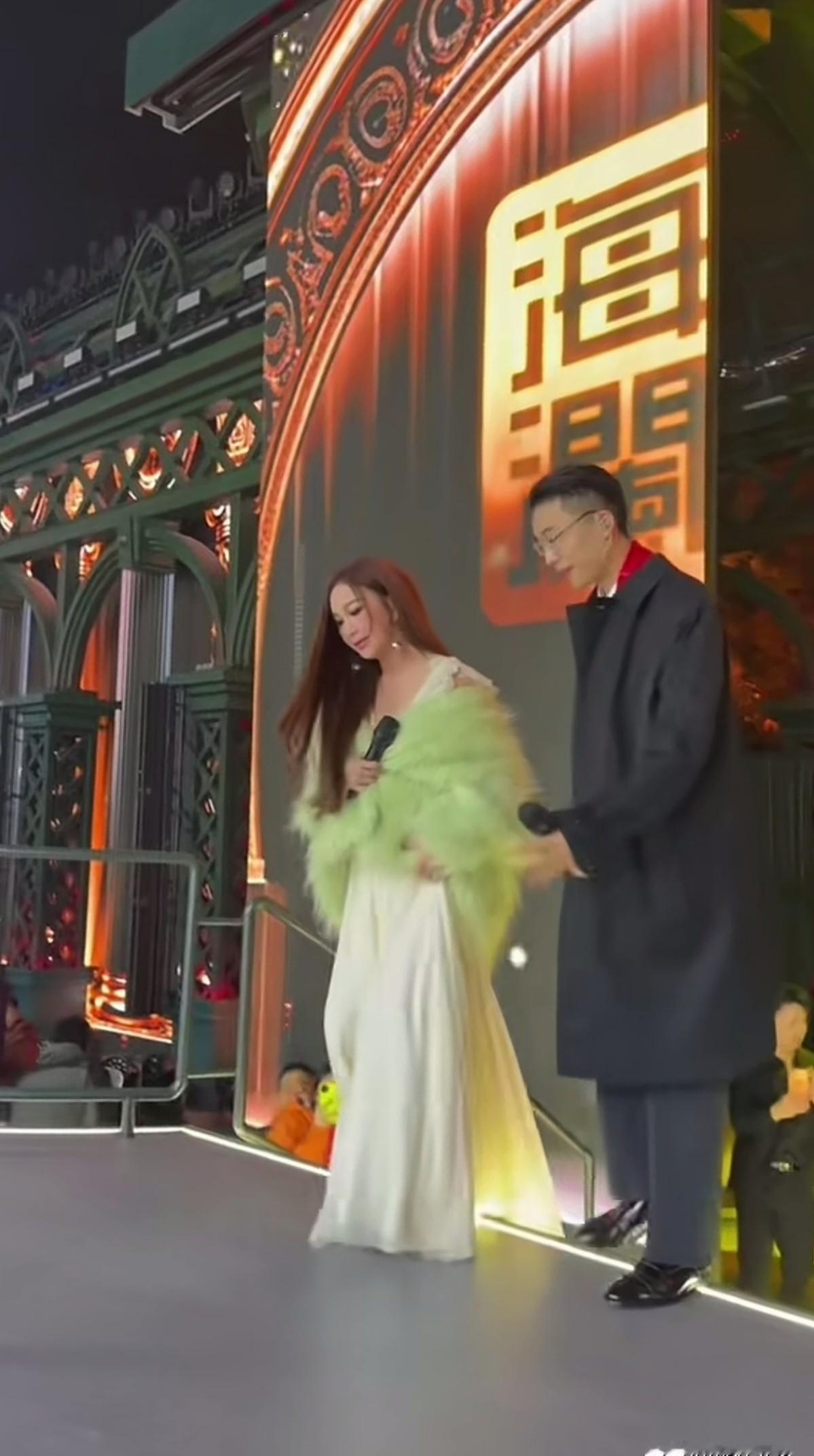 “菏泽南站一嗓子，把素人郭有才唱成六位数商单。
”  
七天涨粉300万，2亿播