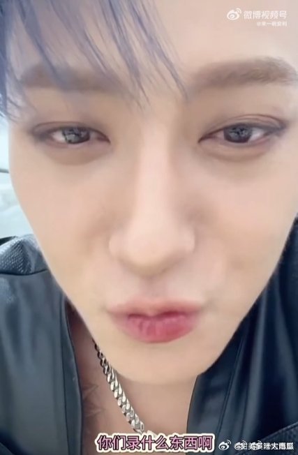 黄子韬说自己不属于说唱圈 黄子韬在直播里吐槽选手不服他，顺便还说了自己和说唱圈的