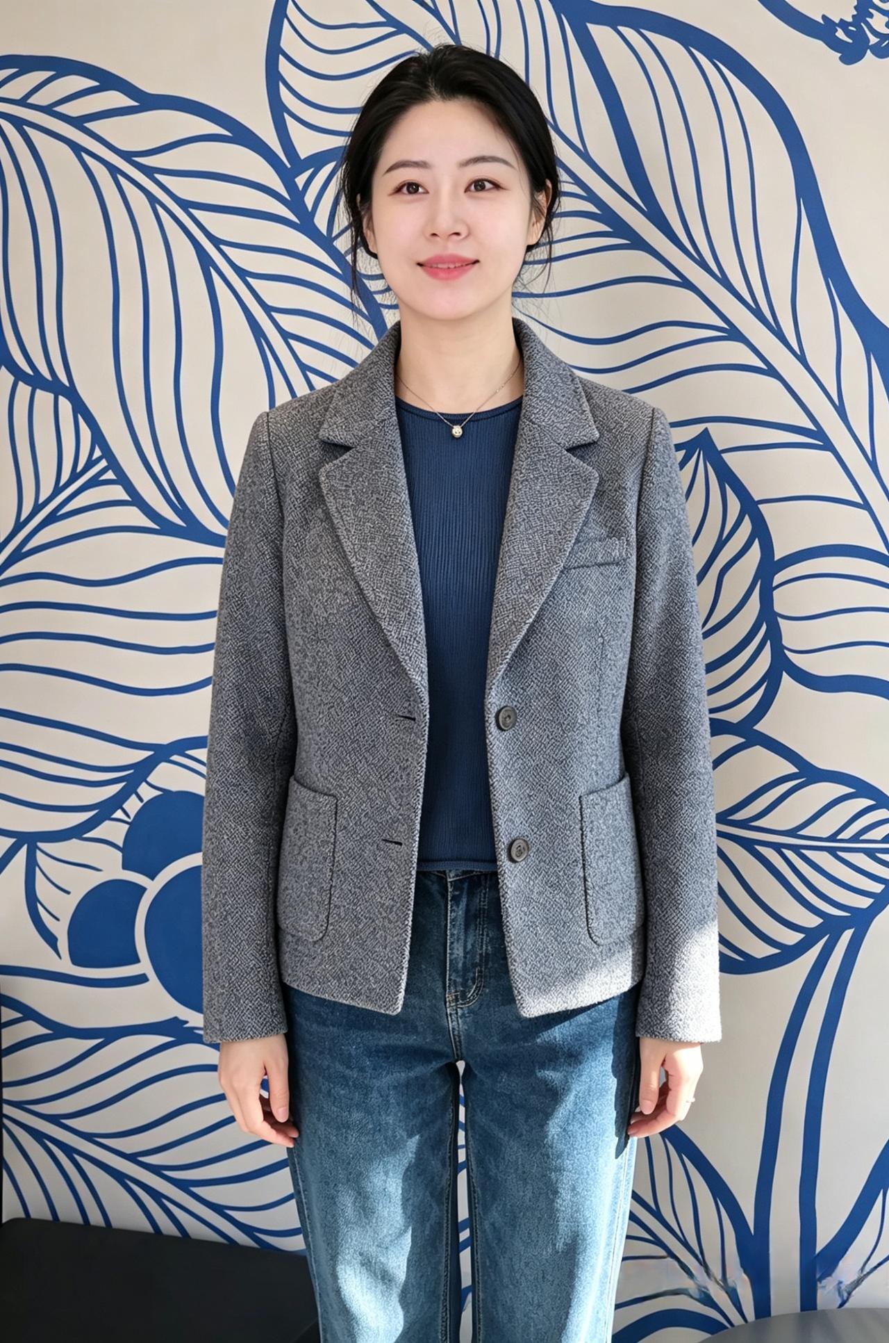 灰衫雅致衬清姿，眉目温婉自带诗。
干练从容藏气度，风华内敛倩谁知。