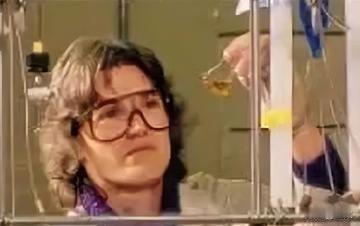 1996年，一名女性科学家，在进行一项试验时，不慎将两滴化学试剂滴在了乳胶手套上