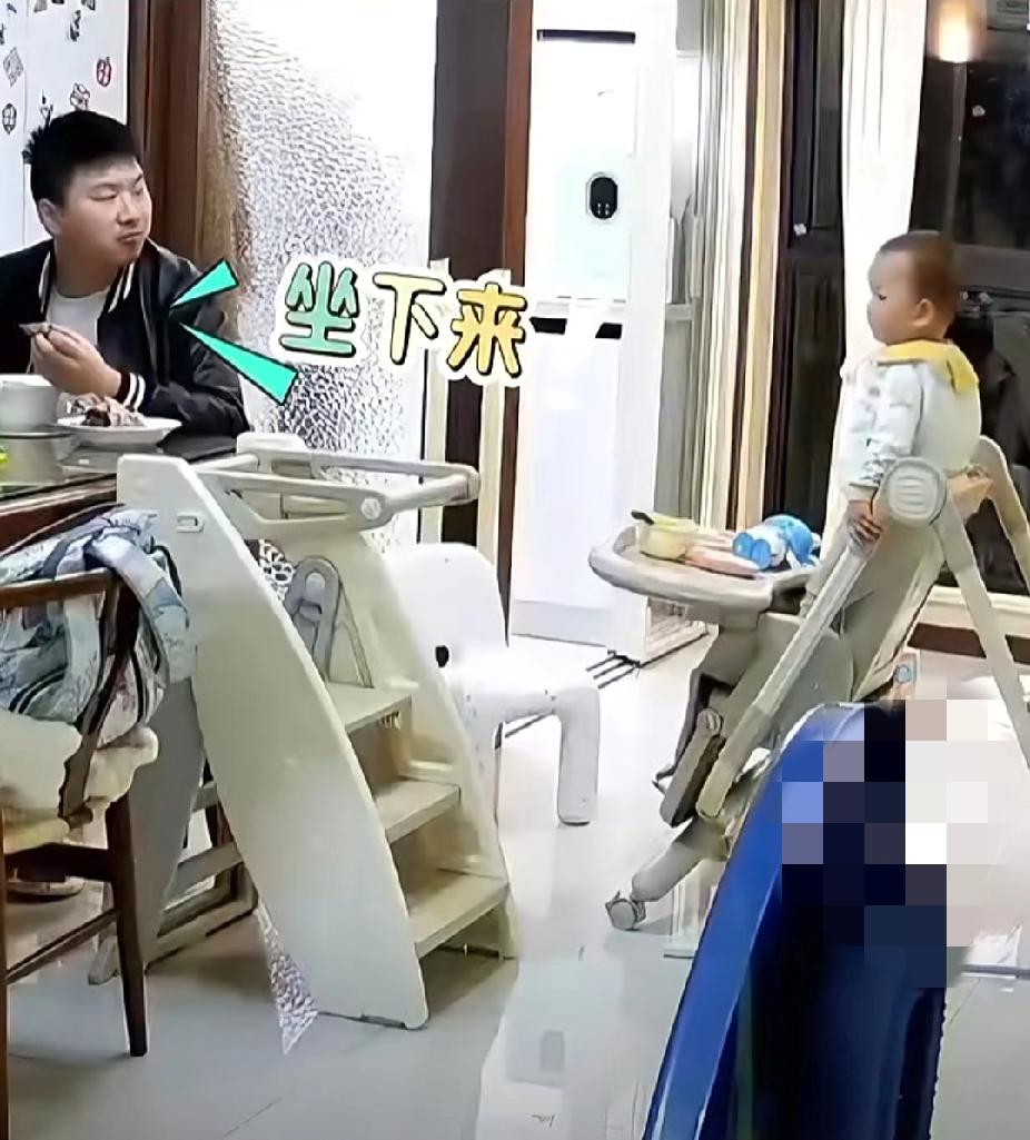 娃不肯坐下吃饭，爸爸多次呵斥无果，妈妈一个训狗姿势，娃乖乖坐下！11月10日，江