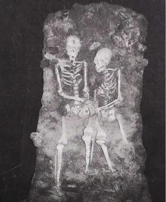 这两具遗骸，是在沈阳东华门施工时被挖掘出来的。分别为一男一女，被铁镣、手铐紧紧拴