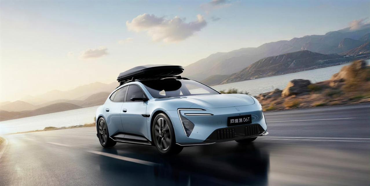 阿维塔06T实车图，顶置行李箱更有旅行车范儿
除了采用旅行车结构
该车是华为乾崑