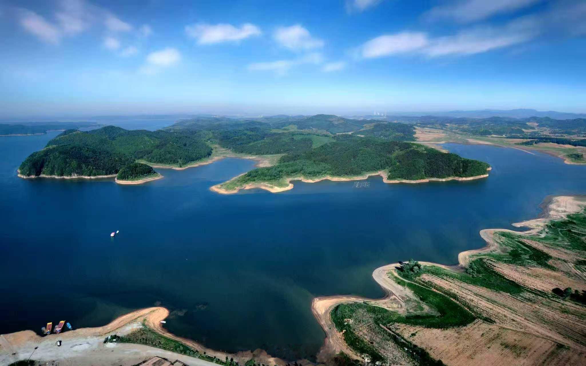 五一来邂逅抚顺的青绿 浑河岸的柳枝蘸着春水荡秋千，三块石的新绿漫过石阶往云里钻。