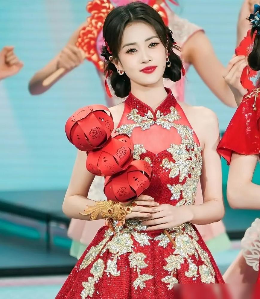 我在娱乐圈工作的同学去年到春晚后台帮忙，见到过白鹿，她回来跟我说，她以后再也不吃