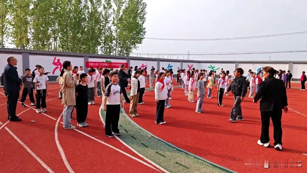 【非遗润童心 钹韵传文脉！深泽西河花钹走进校园传承非遗文化】4月14日下午，深泽