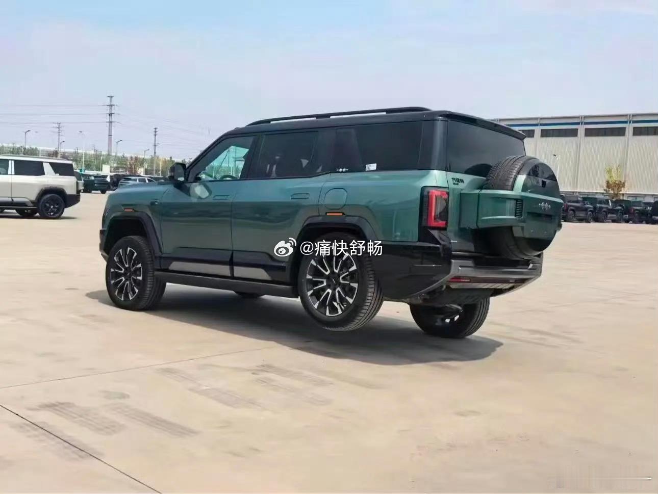 单侧悬架，能够做到主动一个轮抬升一个轮压缩。这个技术有点意思。难道以后越野可以爬