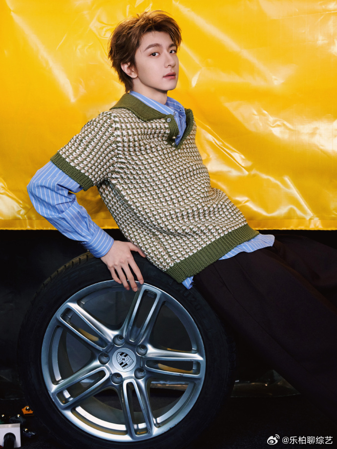 林一坐在轮胎上 上海出发的赛车手林一已就位！谁能拒绝坐在轮胎上的帅气赛车手啊，颜