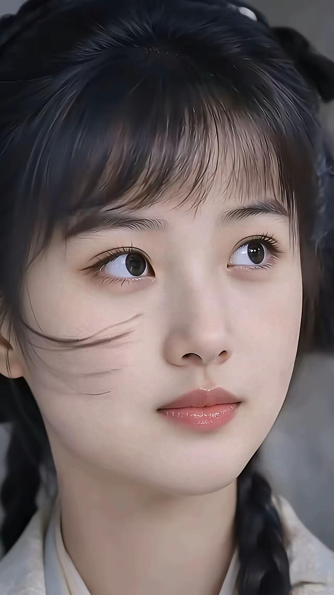 清水出芙蓉，天然去雕饰。
她是比白鹿还要美的女生[比心]