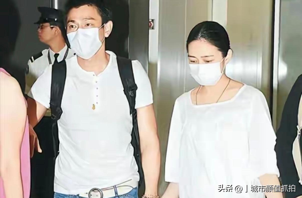 谁能想到，在半岛酒店大堂随手拍的一张路人背影，居然拍到了刘德华夫妻俩。

没有保