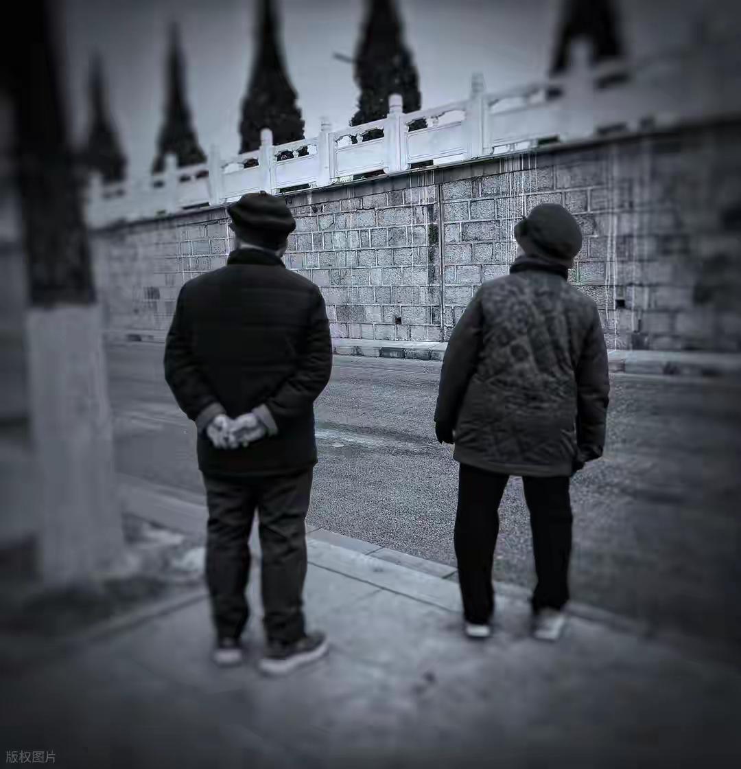 75岁无收入老太将68岁再婚老伴告上法庭，索要扶养费，最终淮安当地法院调解确定男