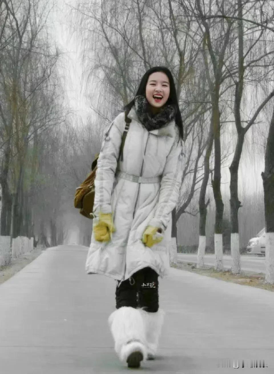 哇！还是刘亦菲最会抢先一步！这种袜套今年可是超级火爆的时尚单品，而刘亦菲早早就穿