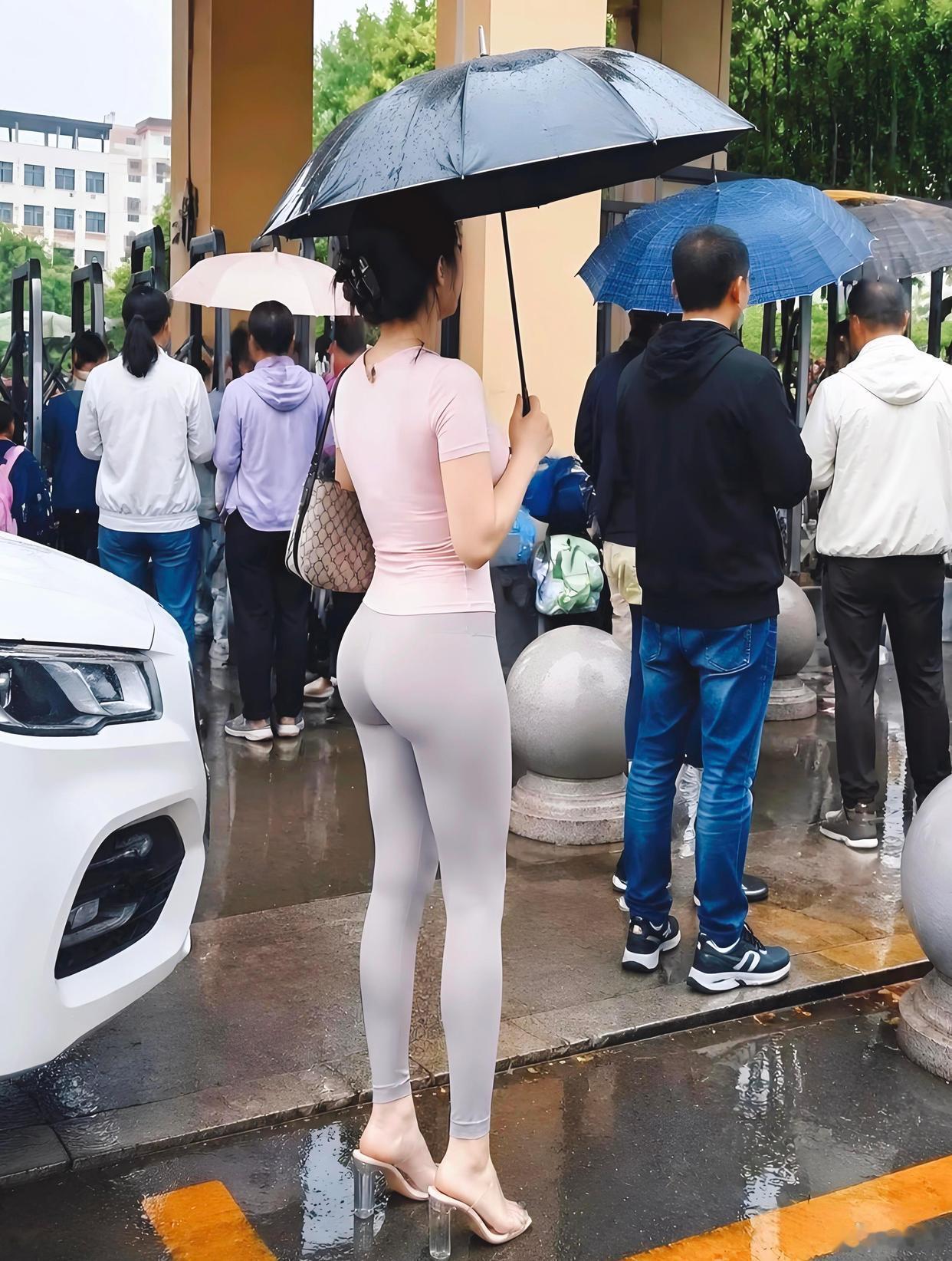 接孩子放学，这么穿不会尴尬吗？ 