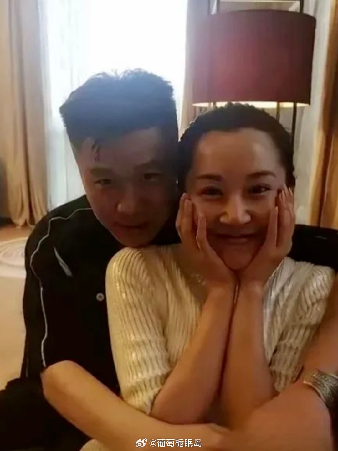 57岁的许晴私下聚会也太放得开了，喝得满脸通红，跟男性朋友搂抱一点不避讳，托着脸
