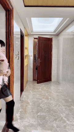 老妈在家盼呀盼，终于盼到我下班回家了。直接把弟弟家的女儿丢给我，然后开心得像个小