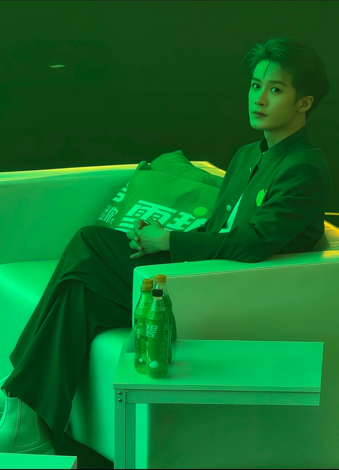 这对普通人绝对是灾难的绿幕般的背景，也挡不住檀健次的帅气！再次感叹檀健次绿发实在