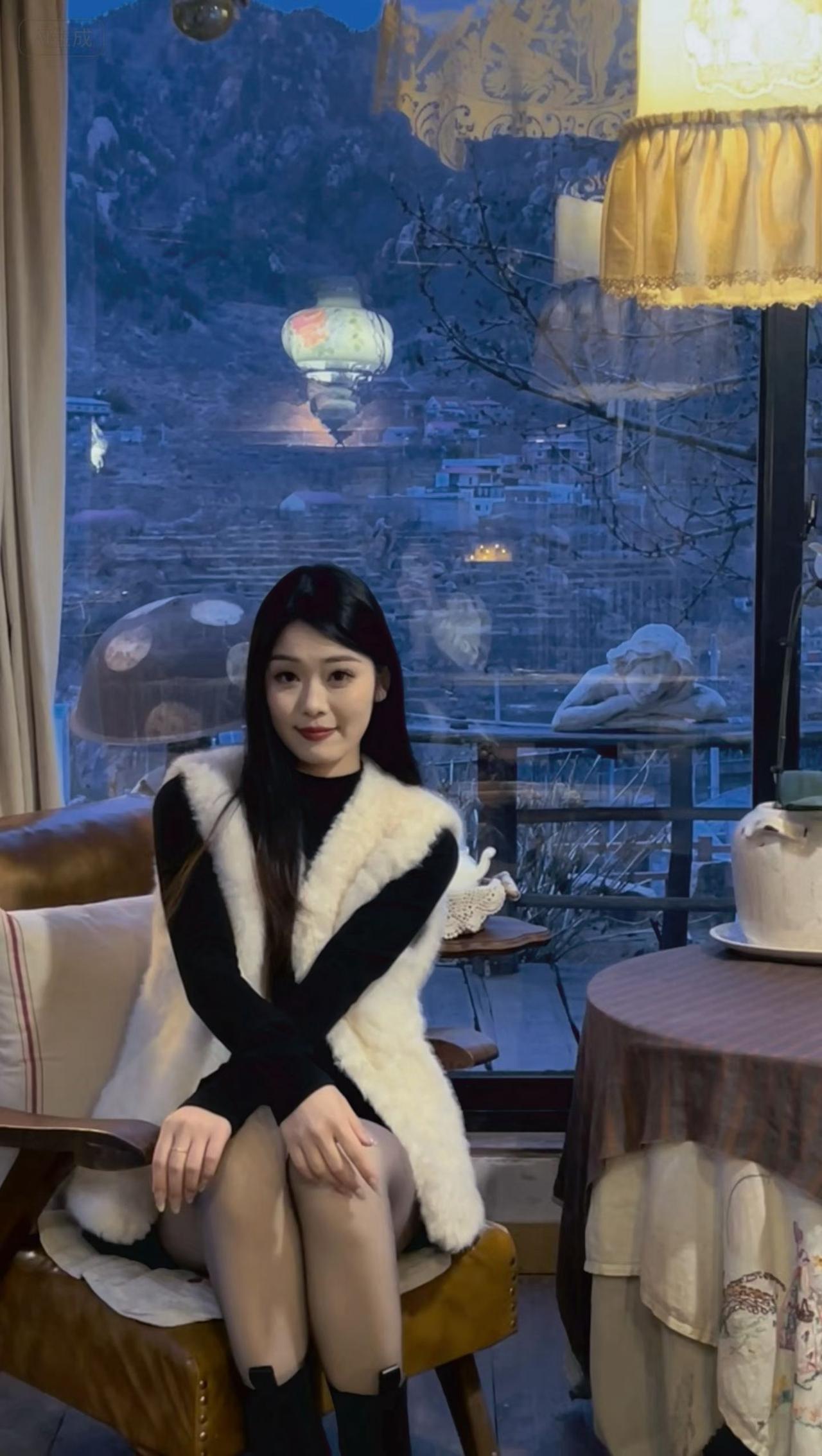 冬日暖阳下的咖啡馆，享受宁静时光你认为最有气质的美女是谁